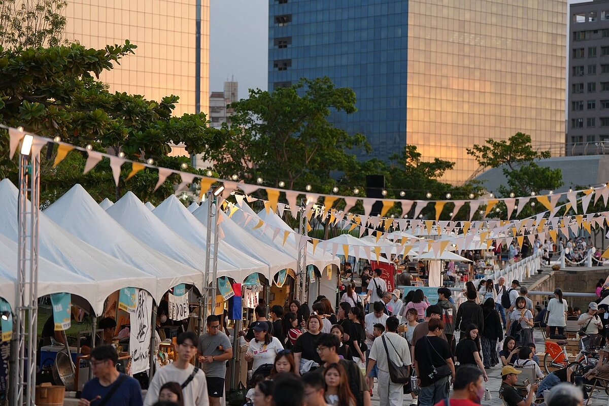 「2025城市嶼浪市集嘉年華」是高雄青年攤車品牌輔導計畫的成果展。永慶加盟四品牌很榮幸參與贊助。圖／高雄市政府青年局提供