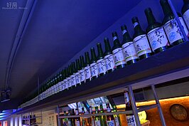 過往掛著炸雞菜單的天花板，改放韓國的真露裝飾。（警語：未滿十八歲請勿飲酒）