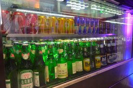 吧檯下也直接以透明冰櫃放滿台產啤酒與飲料。（警語：未滿十八歲請勿飲酒）