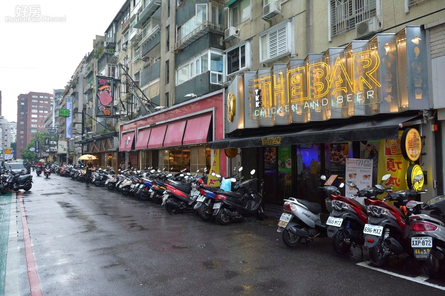 啤酒配炸雞 傳統炸雞店轉型夜店風。(好房網News記者 陳韋帆/攝影)