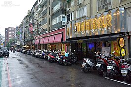 傳統炸雞店因租約到期，房東租金一口氣漲到180萬的壓力下，直接轉戰至巷內的茶街，租金一口氣降至50萬多。