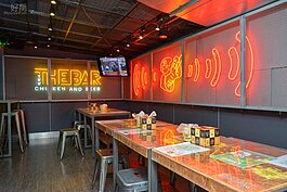 天花板與牆面的鐵網搭配著LED燈，轉型訴求意味濃厚。