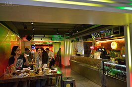 剛入店內就發現，整間店充滿著LED燈的裝飾，與過去頂呱呱不同的是，取代桌上飲料的是一杯杯的啤酒。（警語：未滿十八歲請勿飲酒）