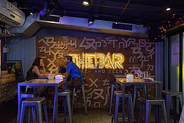 不僅吸引了東區原本的年輕族群，許多外國觀光客也前來朝聖；以韓風的裝飾搭配著夜店風，讓整間店很不一樣，；但從牆面的注音文可發現，頂呱呱還是堅持著台灣傳統，並未直接以韓文裝飾牆面。