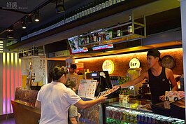 由於夜店風格讓許多舊有客戶望之卻步，但業者保有過去的菜單讓老客戶有購買外帶之便利；店內出現老客戶與年輕族群分別外帶與內用的有趣景象。