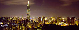 當夜的來臨，台北市信義區被101大樓照耀的頗有風味。