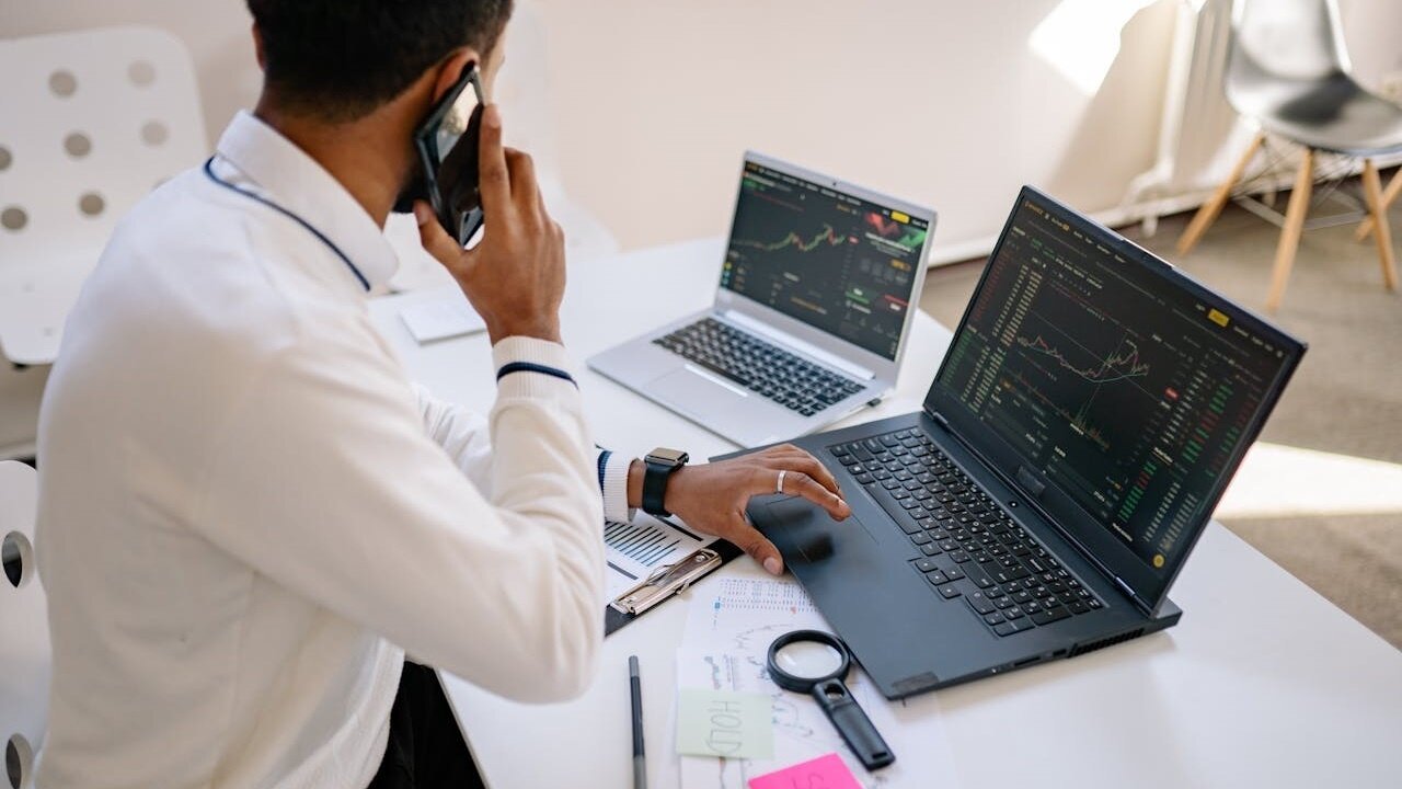 ▼不少苦主紛紛分享自己當沖失利的情況，認為短期操作需要花大量的時間研究資訊，並非一般人能做到，也認為從另一個角度看，原PO在虧損6萬時就停手也許反而是幸運。（示意圖／取自<a href="https://www.pexels.com/zh-tw/photo/7691746/"><span style="color:#000000;">Pexels</span></a>）