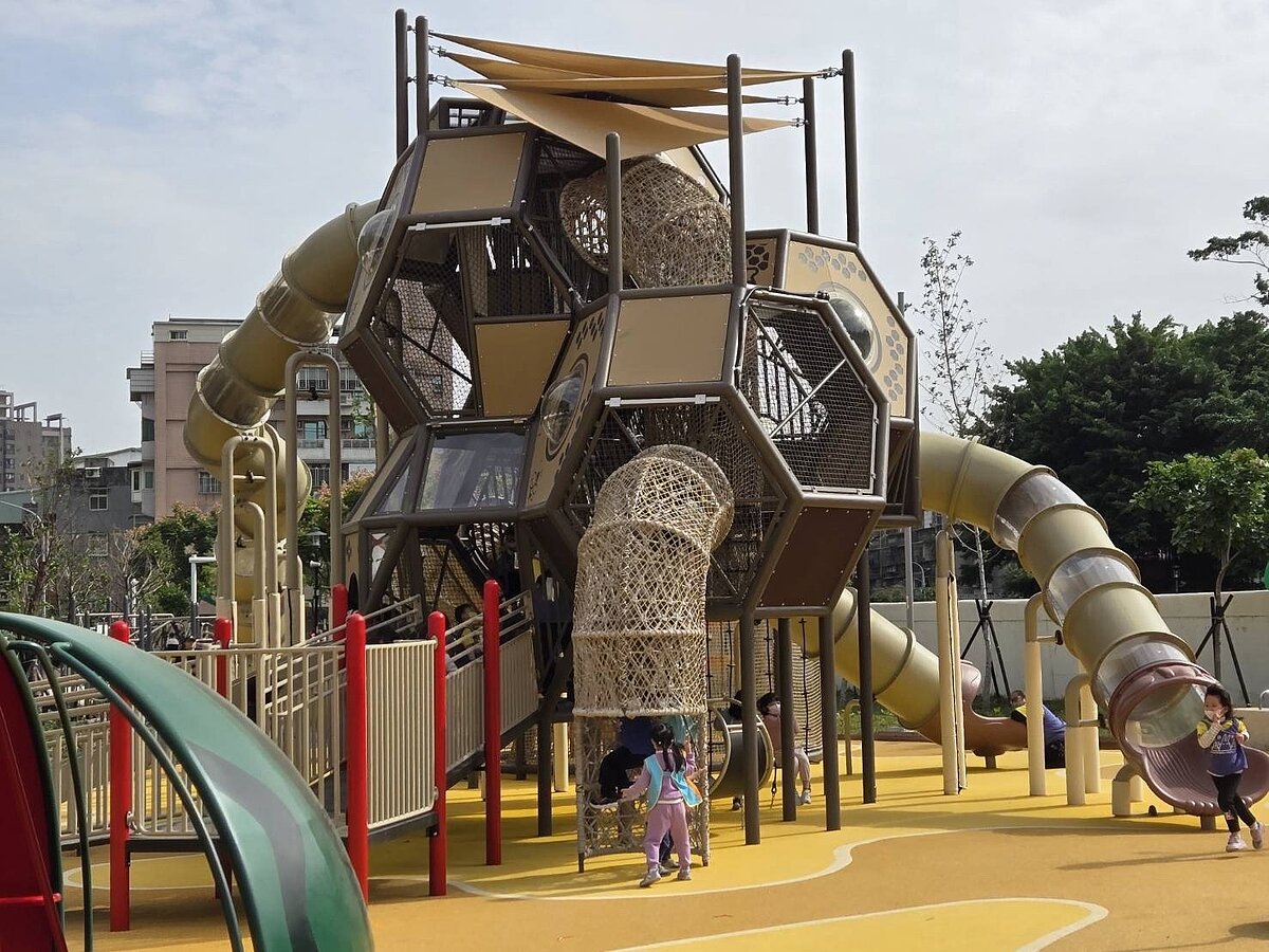 新北市有數百座公園，卻無專法可管。圖為昨天啟用的新莊快樂公園蜂巢主題遊戲塔。記者江婉儀／攝影