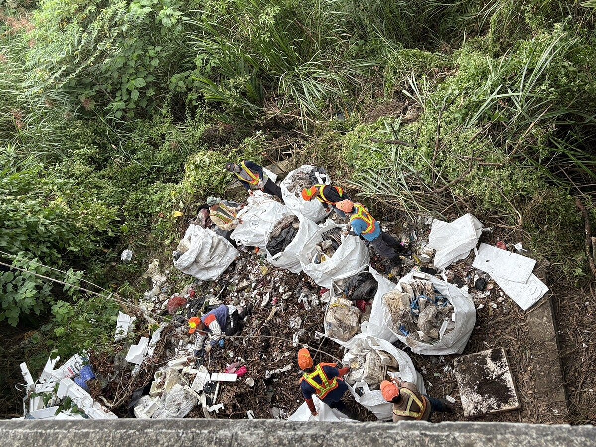 沒完沒了!高雄燕巢金山里麒麟山景觀園區邊坡又被發現一處新的垃圾山。圖/黃韻涵提供