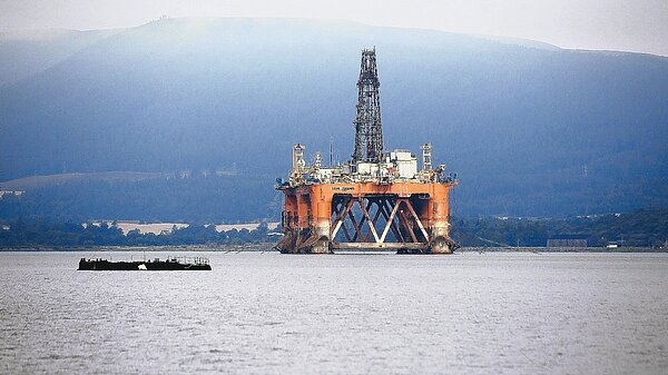 全球需求疲軟,導致原油價格下挫。 彭博