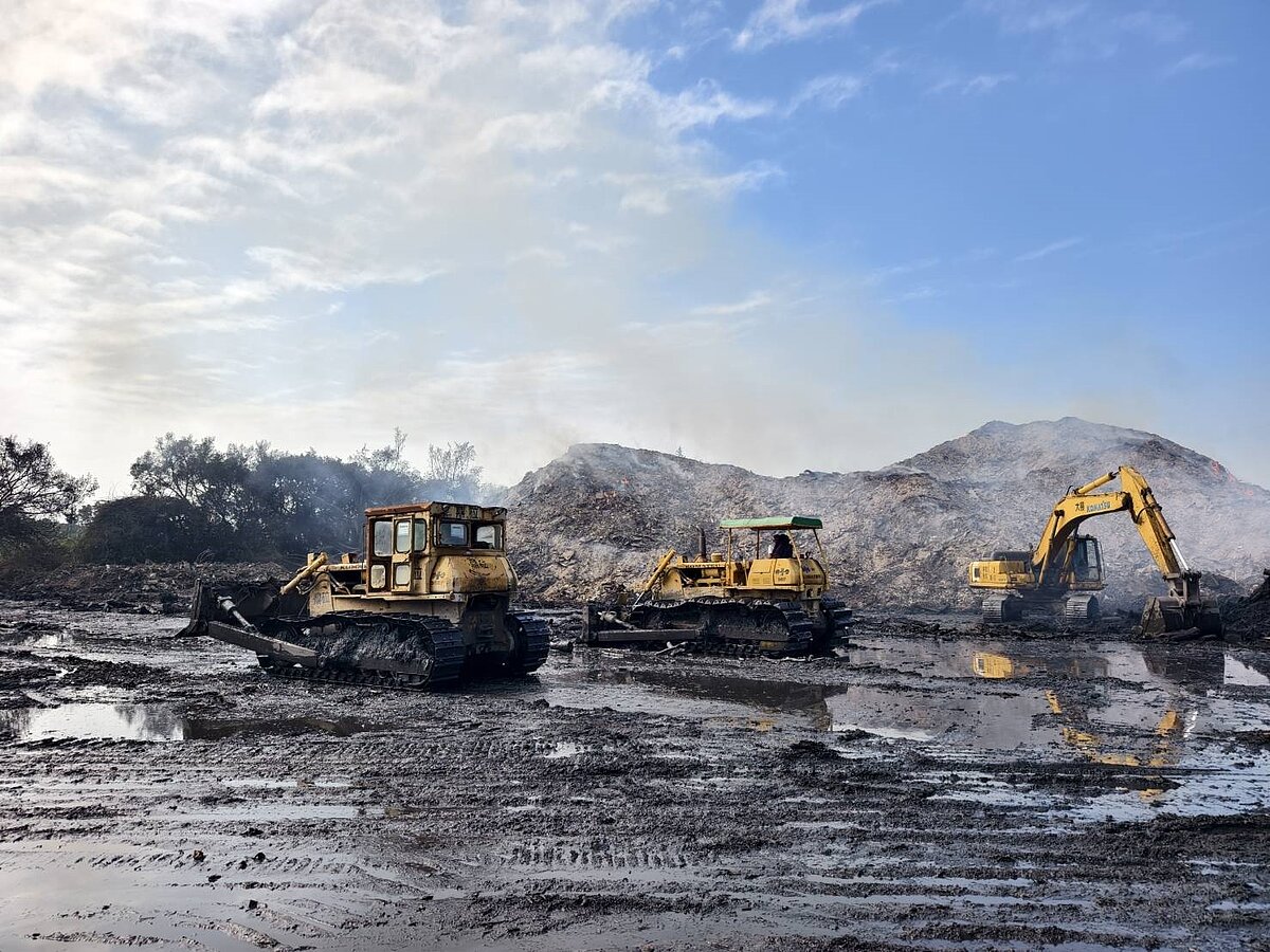 台南市烏樹林丹娜絲風災廢棄物暫置場大火,進入第9天仍持續進行殘火處理。圖/環保局提供