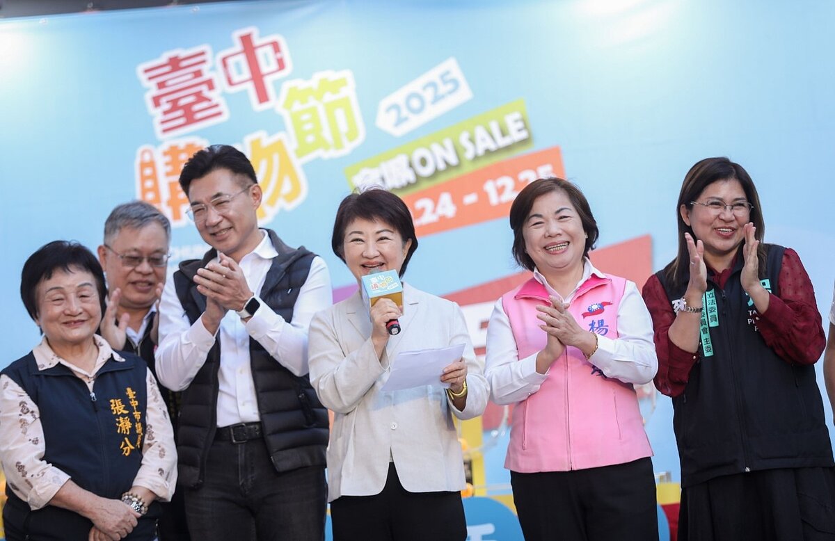 台中市長盧秀燕(中)現身廟東商圈,抽出3名百萬級幸運兒。圖/台中市政府提供