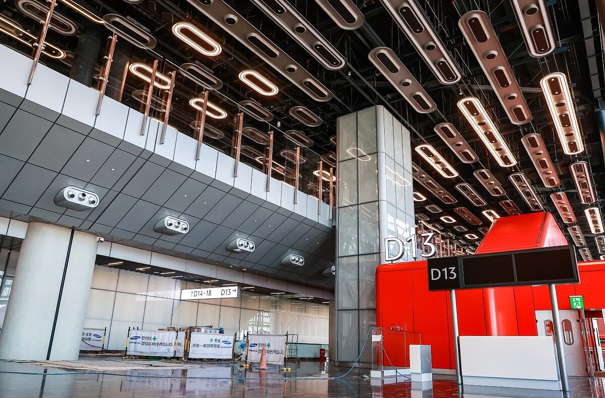 北登機廊廳的樓層配置與既有登機長廊不同,出發層在3樓,圖右下角為銜接空橋處,圖左上角為4樓抵達層。圖/聯合報系資料照