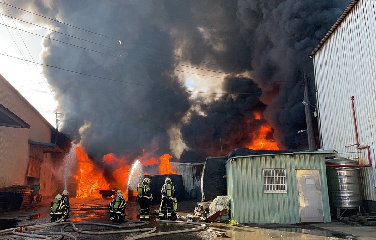 桃園市蘆竹區龍安街二段一處回收工廠,30日上午7時驚傳火警,現場濃煙直衝天際。記者朱冠諭/翻攝