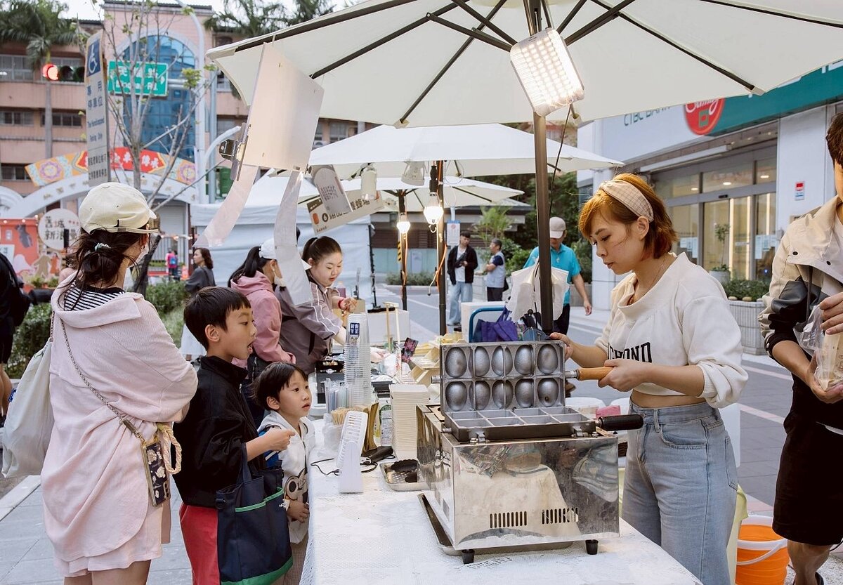 桃園商圈近年數量成長幅度超過50%,但許多商圈面臨建設老舊、招牌雜亂、停車困難等問題。經發局表示,將評估是否增加年度預算,也會輔導商圈向中央爭取補助資源。圖/桃園市經發局提供