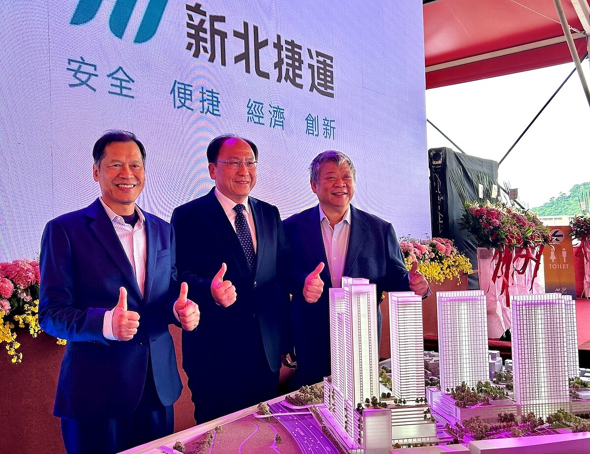 「新北環狀線十四張站暨南機廠捷運開發案」環宇上城董事長許崑泰、新北捷運工程局長李政安、愛山林董事長祝文宇。圖／好房網News記者蔡佩蓉攝影