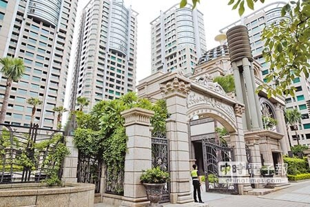台北市大安區是全國豪宅密集度最高地區,房地合一政策上路後,影響也最大。圖為日前遭巢運夜宿抗議的帝寶。(本報資料照片)