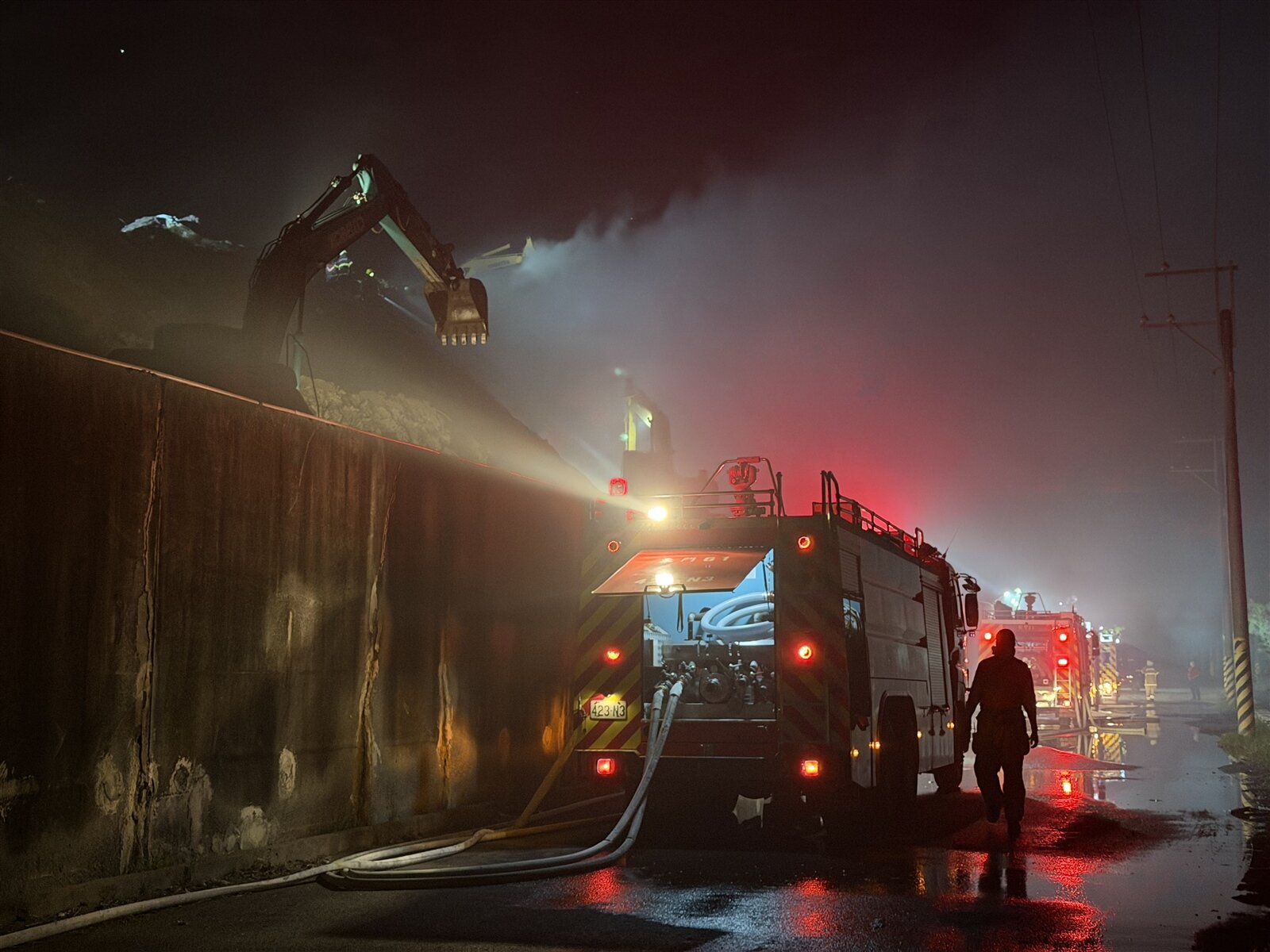 台南安南區城西二期掩埋場今晚再度傳出火警,大批消防人員趕抵灌救。記者萬于甄/攝影