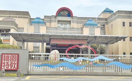 
民進黨市議員黃崇真指出，桃園是六都中僅有1所特教學校，且是唯一沒設國小部的直轄市，造成特教缺口。教育局回應，已逐年增設特教班級，並請桃市特教學校評估增設國小部可行性。（呂筱蟬攝）
