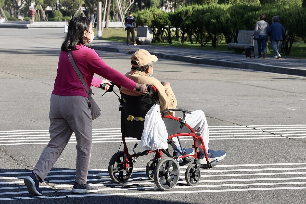 衛福部長照司表示，現行規定對居家服務工作範疇界定不清，明年長照3.0上路，家務服務將提高自付費用，明訂服務範圍，以減少紛爭。圖／聯合報系資料照片 