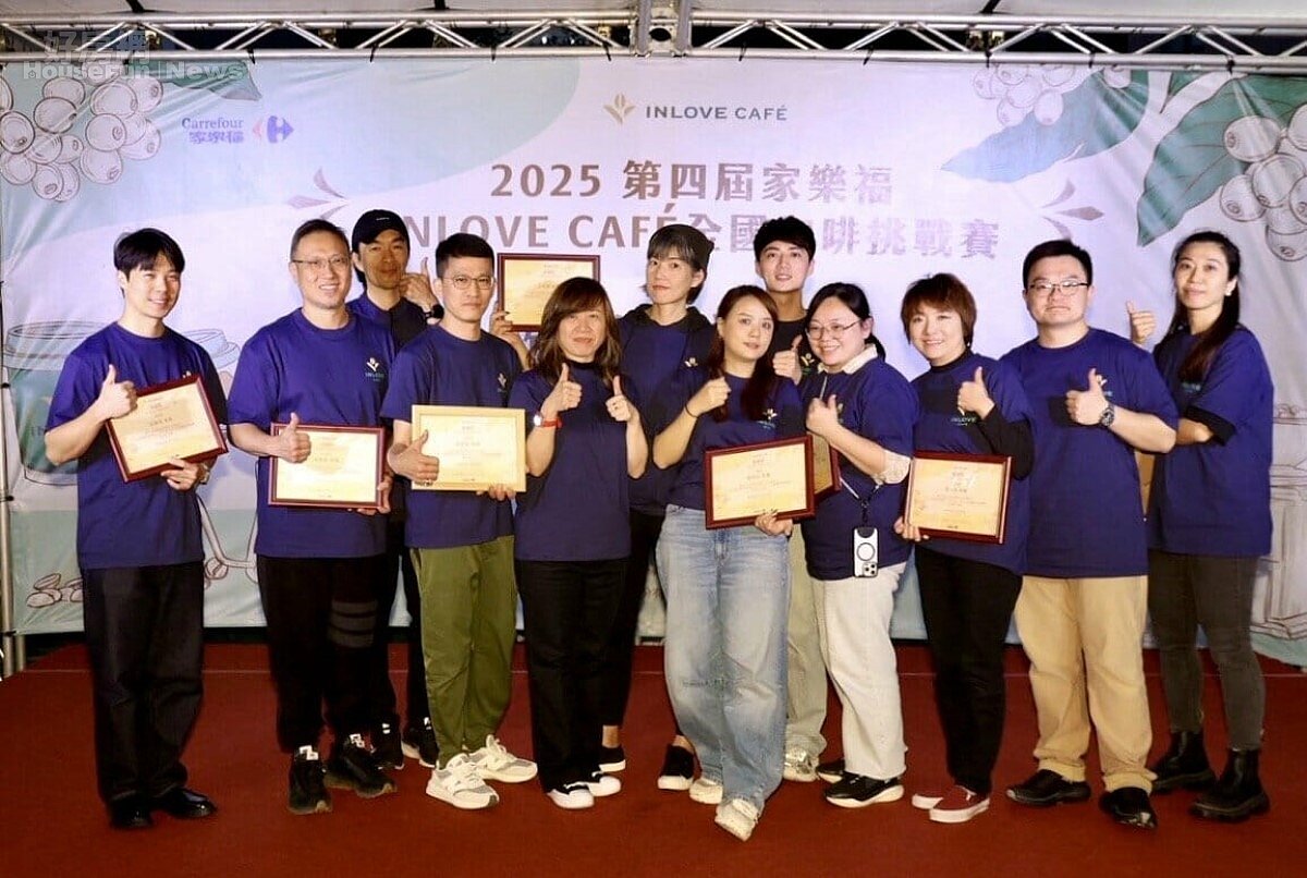 量販店再辦全國咖啡挑戰賽 高手盡出創意十足 沖調香氣瀰漫街區 ▼第四屆家樂福 INLOVE CAFÉ 全國咖啡挑戰賽,賽事總召施智偉老師帶領世界級評審團一起催生未來的世界咖啡冠軍。(照片提供/家樂福)