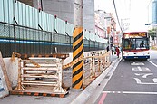 封人行道施工　人車爭道