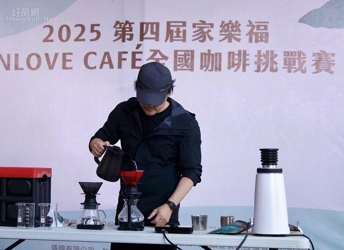 量販店再辦全國咖啡挑戰賽 高手盡出創意十足 沖調香氣瀰漫街區 ▼手沖咖啡社會組高手雲集,競爭非常激烈。(照片提供/家樂福