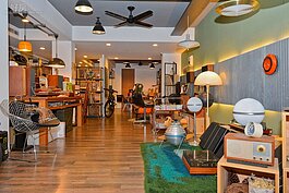 走進這家叫做「Age  Space」的店，陳列著各式各樣有意思的老物，多半是五○至七○年代的設計商品，從唱盤、真空管收音機、音響、吊燈、鐘甚至是玩具模型，其中又六○年代的太空時代（Space Age）為主題，充滿對未來想像的創意設計，包括老式收音機以及黑膠唱盤。