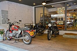 不經意之間，被這間門口停放著BMW重型機車給吸引，走進店內，不同年代、不同國籍的留聲機正散發著萬千風情，各式喇叭以不同角度和姿態展現最優美的線條；我像是初到大城市的鄉巴佬，才發現，原來有人如此著迷於老音響的溫暖聲音。