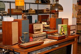 店裡的老式收音機可分為「真空管與電晶體」兩種，真空管收音機有許多是木製外型，播放人聲特別柔和；從電晶體收音機播放的音樂，同樣具溫暖感，但較真空管聲音清晰。可無論哪一種，對比於現代音響多顯銳利的音色，老式收音機都讓聽者有一股被音樂包圍的緊密感。