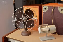 1961年德國Braun百靈電扇／12,000~18,000元
金屬加塑料材質，類似於汽車風扇的概念設計，兩段式風速可調整高底，產生強有力的涼爽空氣，而且安靜無聲。