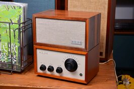 60年代 1960 KLH MODEL 8 真空管收音機擴大機，美國製造／35,000~40,000元
高敏感度的FM桌上型收音機，木質外觀表現出沉穩質樸感，帶來俐落簡約風格，現在看來仍是百看不膩的經典作品。