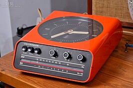 義大利EUROPHON壁掛式收音機鐘（h30系列）／25,000元
1960年代左右的產品，既可收聽廣播，還能判別時間，鮮豔用色與設計如今看來美麗依舊。