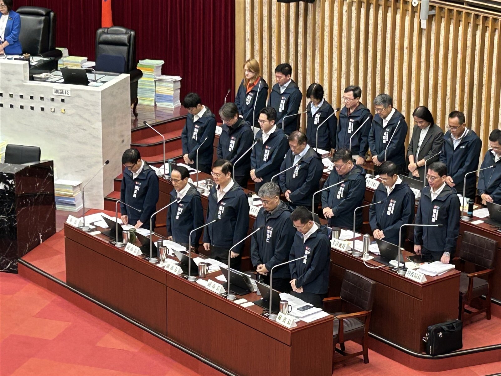 高雄市議會及市府官員為香港宏福苑大火罹難者致哀。記者徐白櫻／攝影 