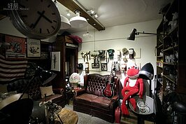 電話是傅大哥收藏品中佔有一席之地的物品，從早期掛在牆壁上，話筒與聽筒分離式，需要人工接線生服務的款式，到撥盤款式都有，甚至還有手搖發電的摩斯密碼機。