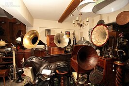 大喇叭？不是，這是早期的黑膠唱片留聲機，至今仍可正常運作。