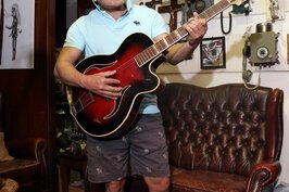 與亡故的貓王生平最愛的同款吉他，是曾為音樂人的傅大哥最寶貝的收藏，這是非賣品。