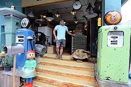 收藏品實在是太多了，在本店約三十公尺處，傅大哥又租了一間店面當成分店。問他收藏品有多少？他淡淡的說一萬多組以上跑不掉，身上的錢都在這裡。