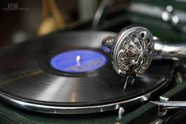 老式留聲機播放黑膠唱片，音樂一出來彷彿回到二、三零年代的美國。