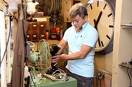 由海外採購回來的物件，並非全都功能完整，有的損壞故障，就靠傅大哥與兩個兒子的巧手起死回生，賦予新的生命。