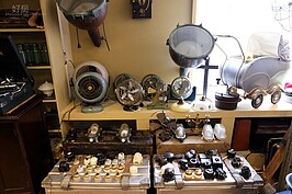 電扇、開關、燈具是店內數量較多的商品。