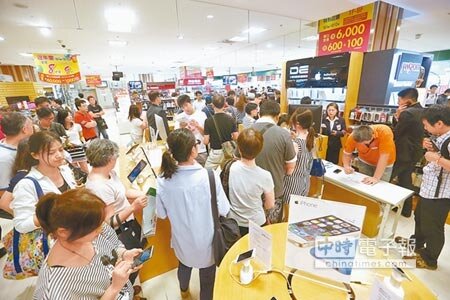 iPhone 6熱賣，兩大組裝廠鴻海、和碩趕工出貨，9月業績暴衝。圖為太平洋SOGO百貨天母店日前周年慶，推出超優惠iphone 6，吸引許多民眾排隊購買。（本報資料照片） 