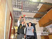 天花板整片塌　住戶嚇到連夜搬