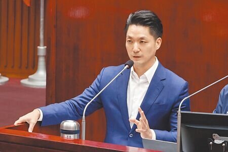台北市政府推出「都更八箭」政策宣示進入「大都更時代」,市長蔣萬安表示,將研議延長都更獎勵期限。(鄧博仁攝)