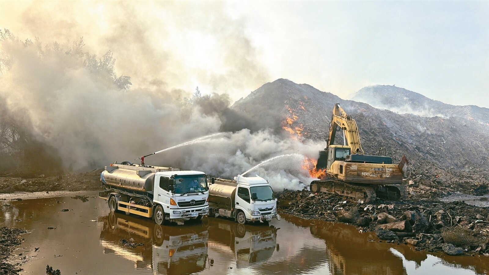 台南後壁區烏樹林的丹娜絲災後廢棄物暫置場21日起大火至今,持續滅火。記者萬于甄/攝影