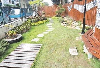 五股區四維路中山高速公路下方,變成一個擁有植物景觀的休憩浪漫步道。記者劉宛琳/翻攝