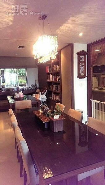 
4.有著水晶吊燈的開放式餐廳，很有高級餐館的FU。