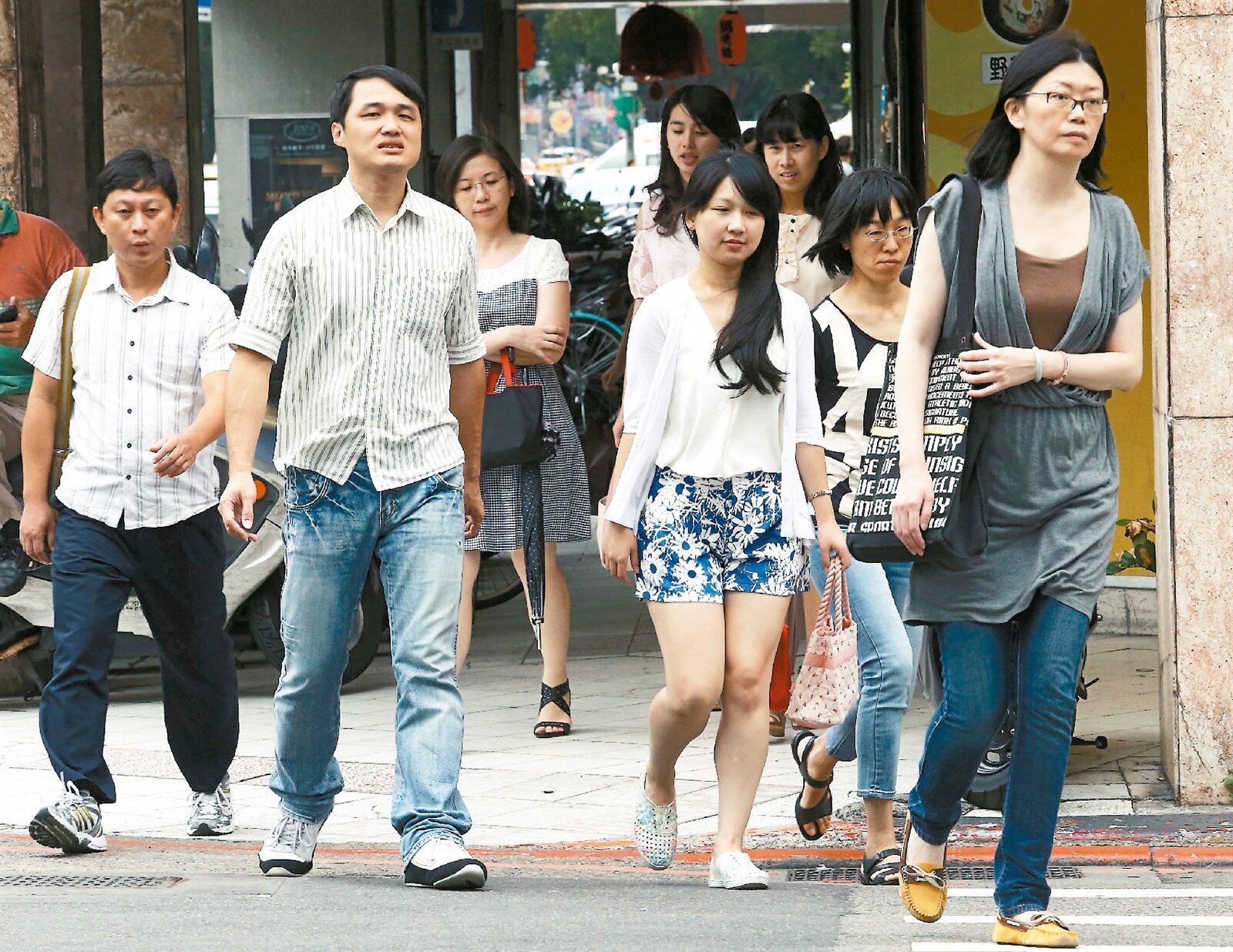 東北風增強,周末起氣溫將下降,天氣明顯轉涼,中午走在路上的民眾,許多人已開始換季,穿起了外套。 記者陳柏亨/攝影