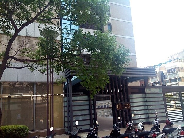 
2不太起眼的大門口，「遠雄陽明」展現低調卻又不失高貴。