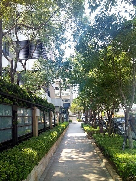 
3「遠雄陽明」周邊的行人步道規劃完善。